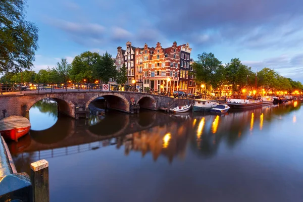Vue nocturne sur la ville d'Amsterdam canal et pont — Photo