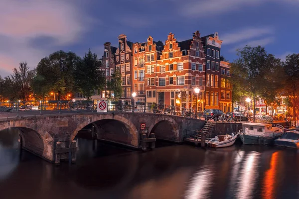 Vista nocturna del canal y puente de Ámsterdam —  Fotos de Stock