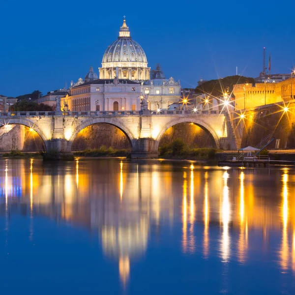 Saint Peter Cathedral éjjel, Róma, Olaszország. — Stock Fotó