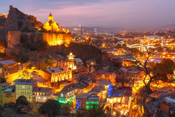 Narikala und die Altstadt bei Sonnenuntergang, Tiflis, Georgien — Stockfoto