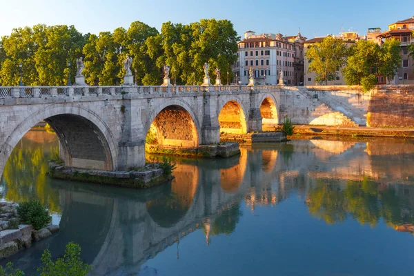 Puente de San Ángel al amanecer, Roma, Italia . —  Fotos de Stock