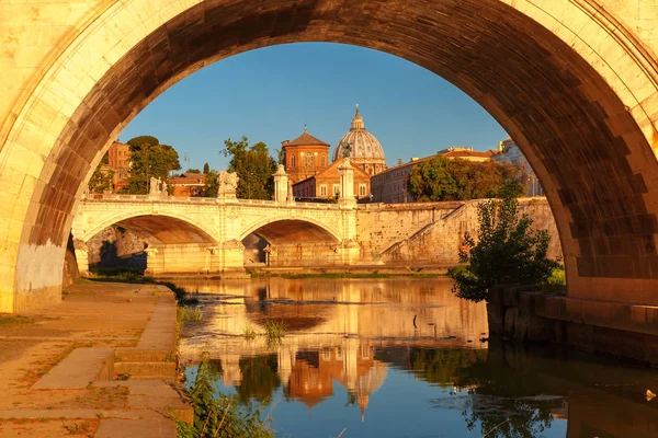 Catedral de San Pedro por la mañana, Roma, Italia . —  Fotos de Stock