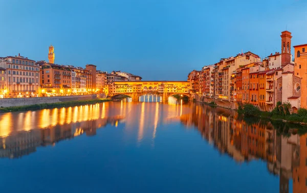 Arno és a Ponte Vecchio éjjel, Firenze, Olaszország — Stock Fotó