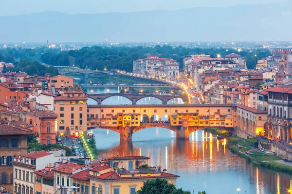 フィレンツェ,イタリアのアルノ川とヴェッキオ橋 — ストック写真