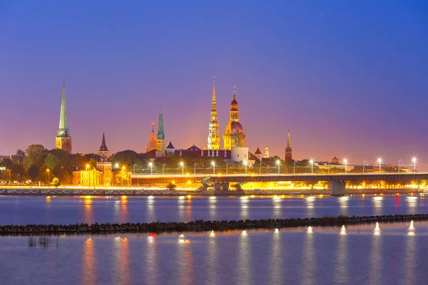Stare Miasto i rzekę Dźwina w nocy, Ryga, Łotwa — Zdjęcie stockowe