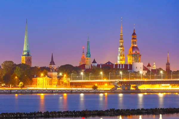 Oude binnenstad en de rivier Daugava bij nacht, Riga, Letland — Stockfoto