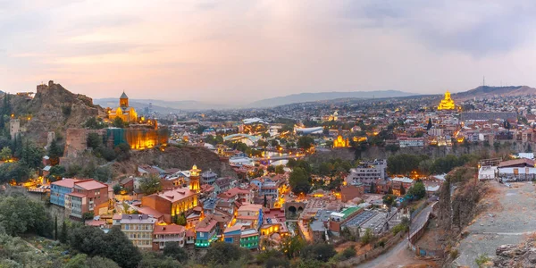 Нарикала и Старый город на закате, Тбилиси, Грузия — стоковое фото