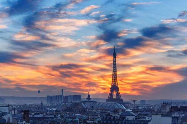 Eiffeltornet vid solnedgången i Paris, Frankrike — Stockfoto