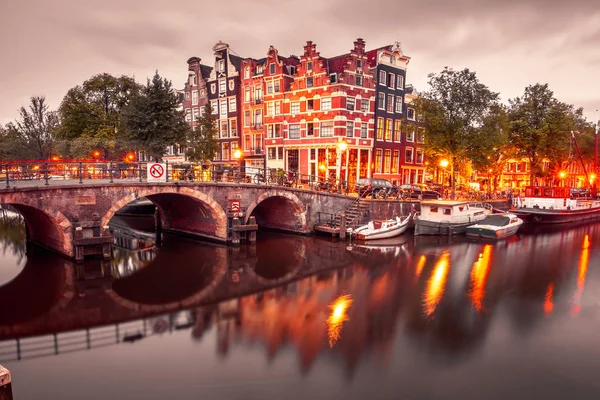 Éjszakai város látképe Amszterdam-csatorna és a híd — Stock Fotó