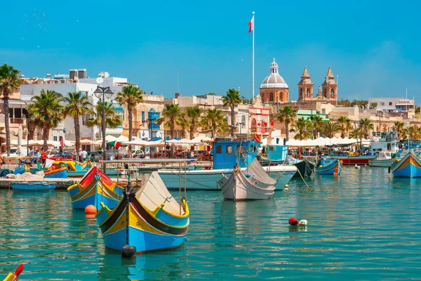 Traditionele eyed boten Luzzu in Marsaxlokk, Malta — Stockfoto