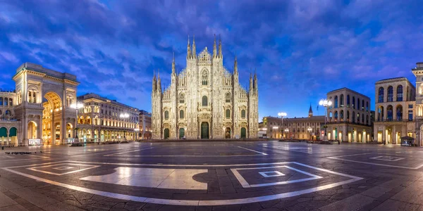 Panorama della notte Piazza del Duomo a Milano — Foto Stock