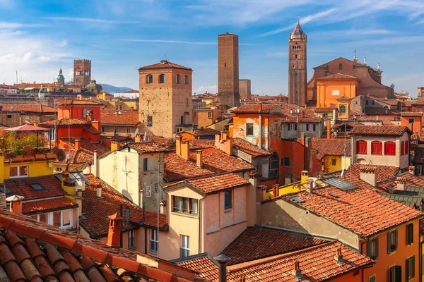 Вид с воздуха на башни и крыши в Болонье, Италия — стоковое фото