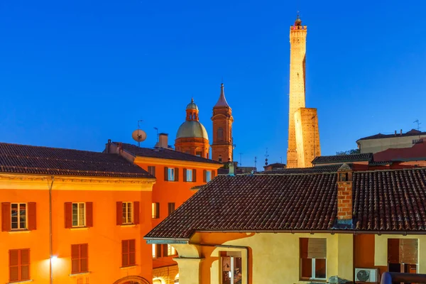 Famous Two Towers of Bologna at night, Italy — Stock Photo, Image