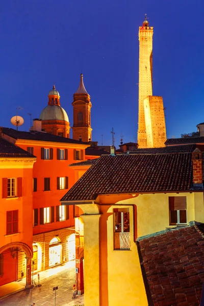 Znani dwie wieże w Bolonii w nocy, Włochy — Zdjęcie stockowe