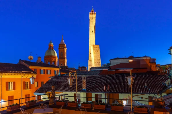 Famosas dos torres de Bolonia por la noche, Italia — Foto de Stock