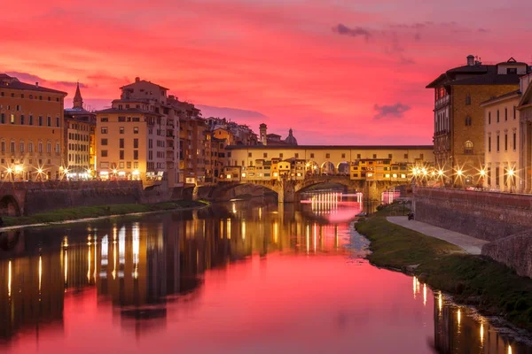 Arno és Ponte Vecchio folyó Firenzében, Olaszországban — Stock Fotó