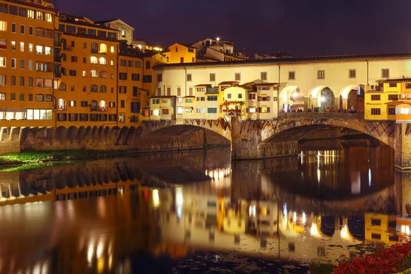 Arno és Ponte Vecchio folyó Firenzében, Olaszországban — Stock Fotó