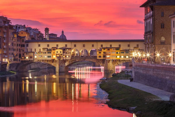 Arno és Ponte Vecchio folyó Firenzében, Olaszországban — Stock Fotó