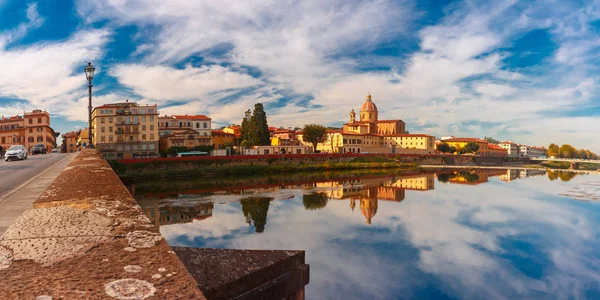 イタリア、フィレンツェのアルノ川の岸壁 — ストック写真