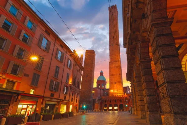 Famose due torri di Bologna all'alba, Italia — Foto Stock