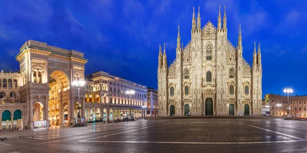 Panorama della notte Piazza del Duomo a Milano — Foto Stock