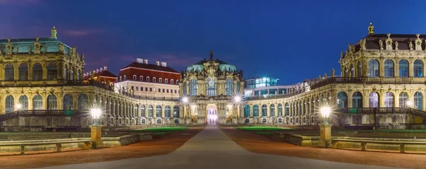 Panorama van Zwinger nachts in Dresden, Duitsland — Stockfoto