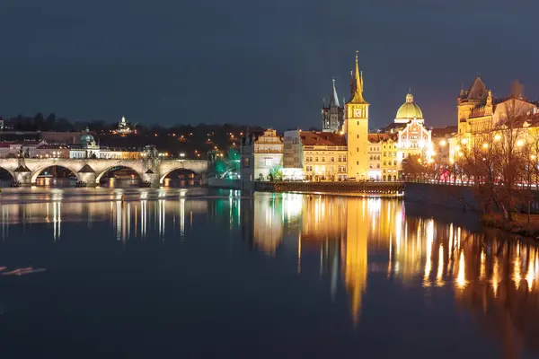 Moldau en oude stad bij nacht in Praag — Stockfoto