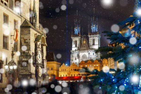 Kerstmarkt oude stadsplein in Praag, Tsjechië — Stockfoto