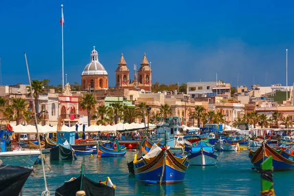 Barcos blindados Luzzu em Marsaxlokk, Malta — Fotografia de Stock