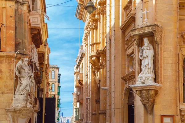 Díszített utca a régi város, Valletta, Málta — Stock Fotó