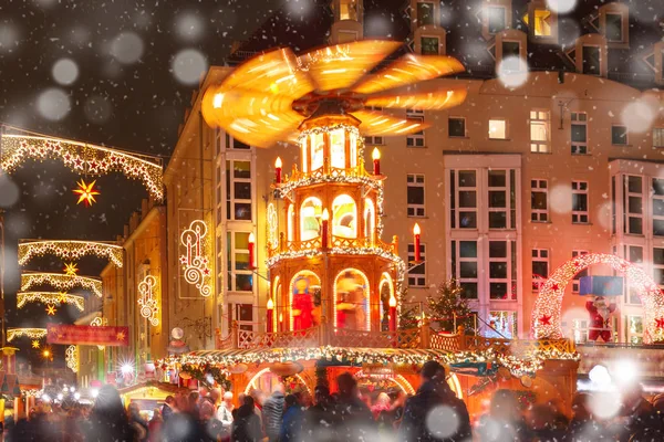Christmas street at night in Dresden, Germany — Stock Photo, Image