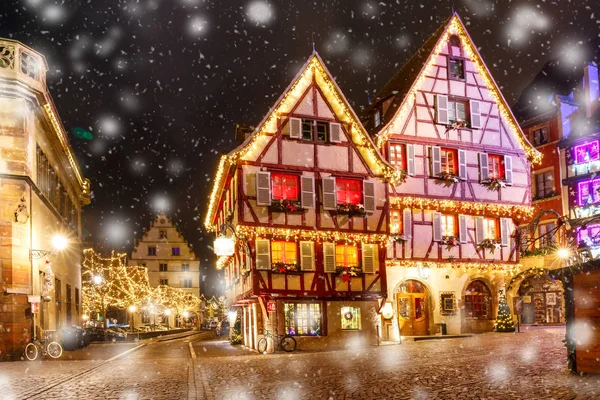 Rua de Natal à noite em Colmar, Alsácia, França — Fotografia de Stock