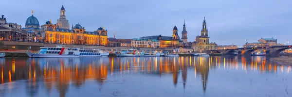 Старый город и Эльба ночью в Дрездене, Германия — стоковое фото