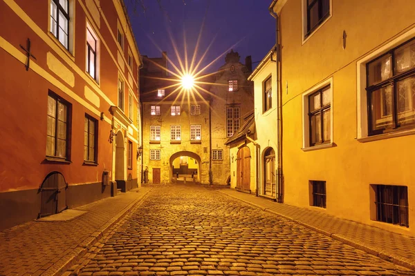 ラトビア、リガの旧市街の通り夜 — ストック写真