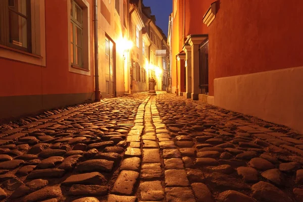 Rua noturna na cidade velha de Riga, Letónia — Fotografia de Stock