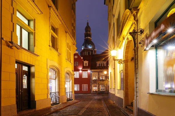 Rua noturna na cidade velha de Riga, Letónia — Fotografia de Stock