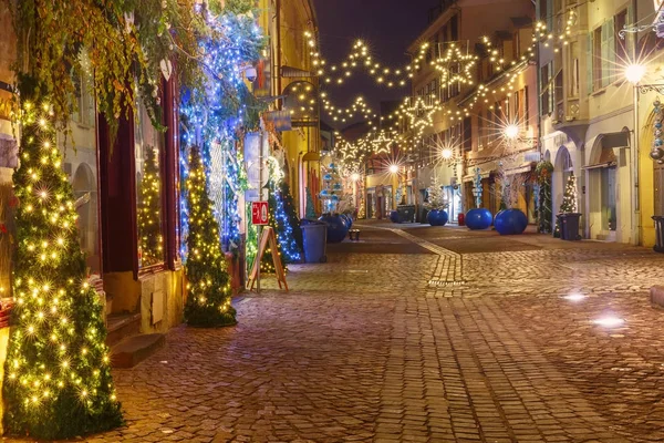 Boże Narodzenie ulica w nocy w Colmar, Alzacja, Francja — Zdjęcie stockowe
