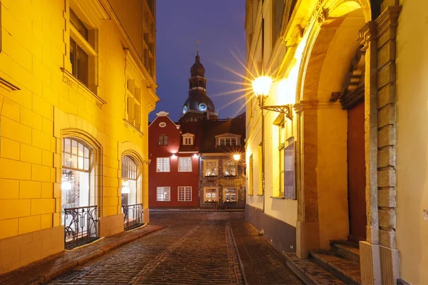 Rua noturna na cidade velha de Riga, Letónia — Fotografia de Stock