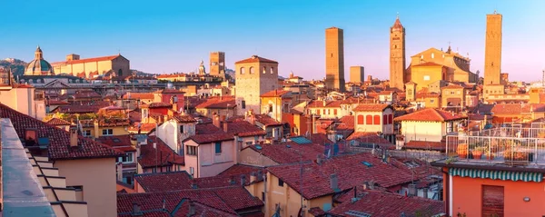 Vista aérea de torres e telhados em Bolonha, Itália — Fotografia de Stock