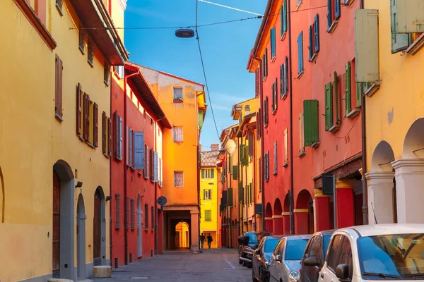 Medeltida street portico i Bologna, Italien — Stockfoto