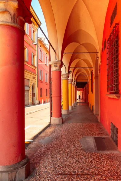 Középkori street portico-Bologna, Olaszország — Stock Fotó