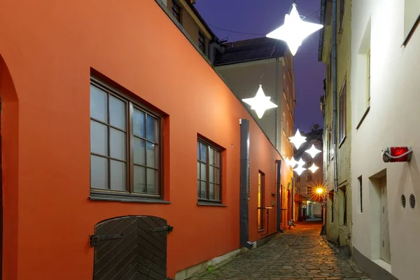 Rua noturna na cidade velha de Riga, Letónia — Fotografia de Stock