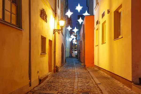 Rua noturna na cidade velha de Riga, Letónia — Fotografia de Stock