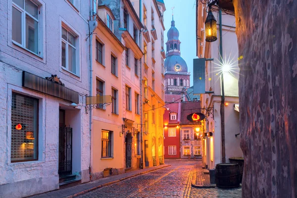 Rua noturna na cidade velha de Riga, Letónia — Fotografia de Stock