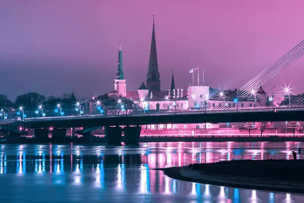 Stare Miasto i rzekę Dźwina w nocy, Ryga, Łotwa — Zdjęcie stockowe