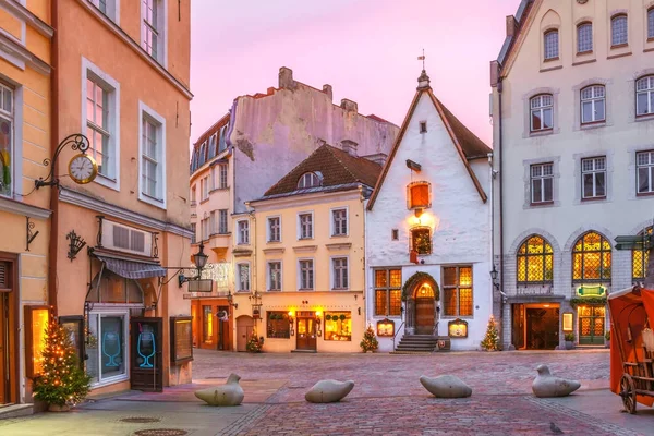Morning street in the Old Town, Tallinn, Estónia — Fotografia de Stock