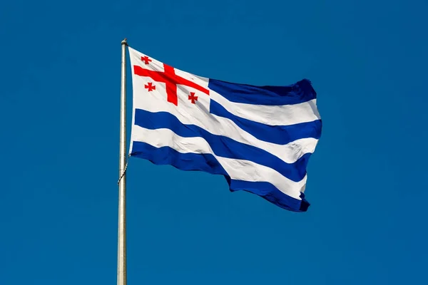 Bandeiras de Adjara contra o céu azul — Fotografia de Stock