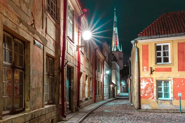 Night Street en el casco antiguo de Tallin, Estonia — Foto de Stock