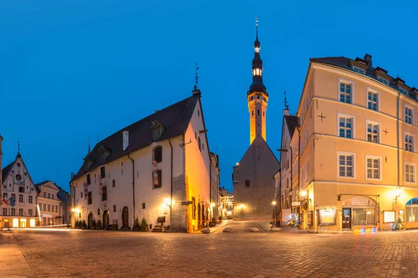 Утренняя улица в Старом городе Таллинна — стоковое фото