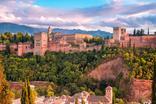 Alhambra bij zonsondergang in Granada, Andalusië, Spanje — Stockfoto